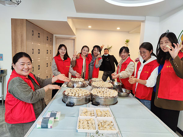冬至包饺子送温暖